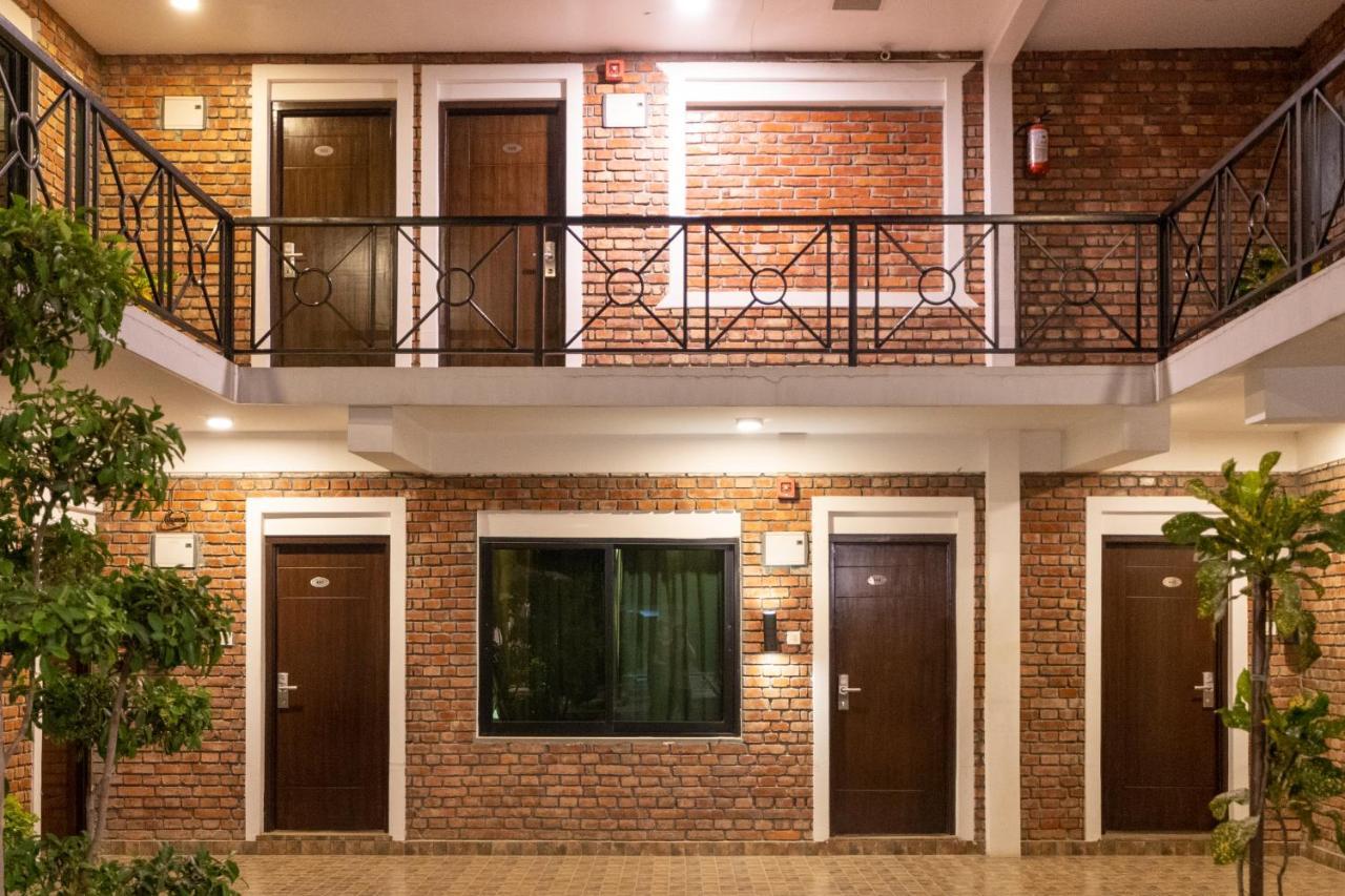 Dreamland Gold Resort & Hotel Bhairāhawā Exteriör bild