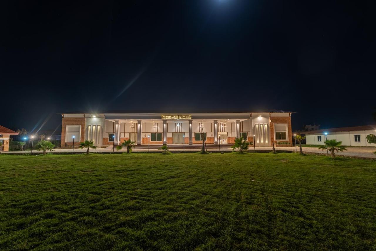 Dreamland Gold Resort & Hotel Bhairāhawā Exteriör bild