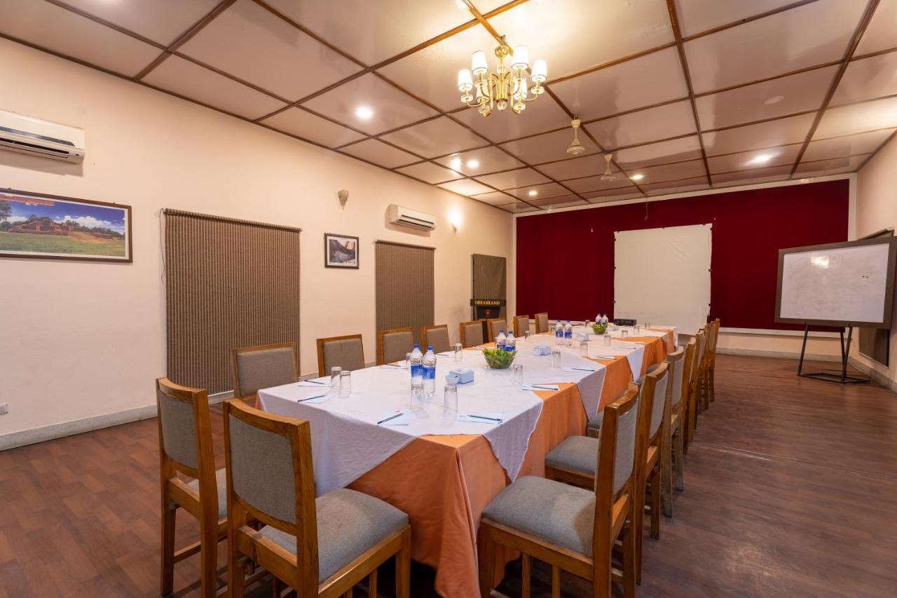 Dreamland Gold Resort & Hotel Bhairāhawā Exteriör bild