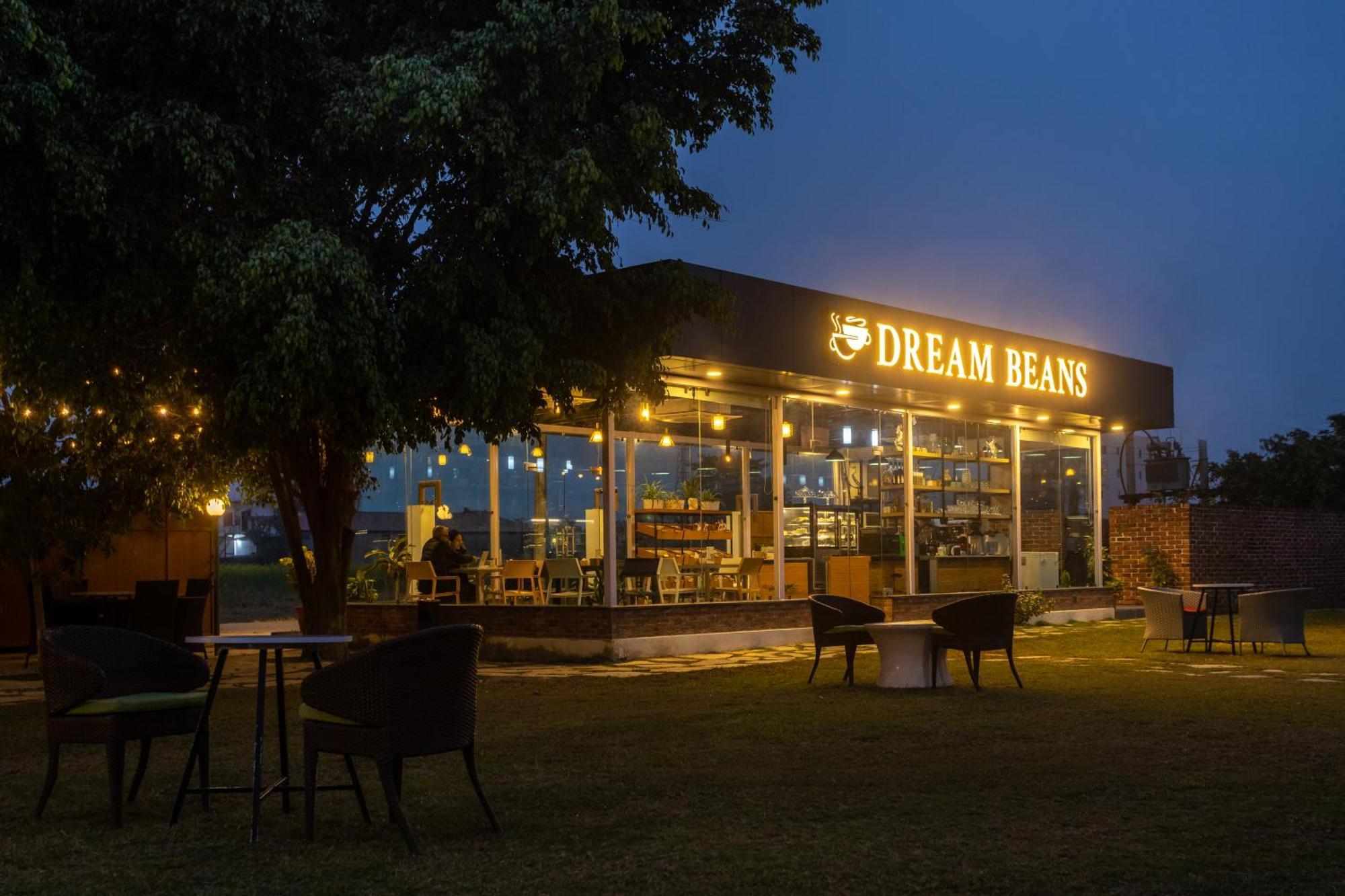 Dreamland Gold Resort & Hotel Bhairāhawā Exteriör bild