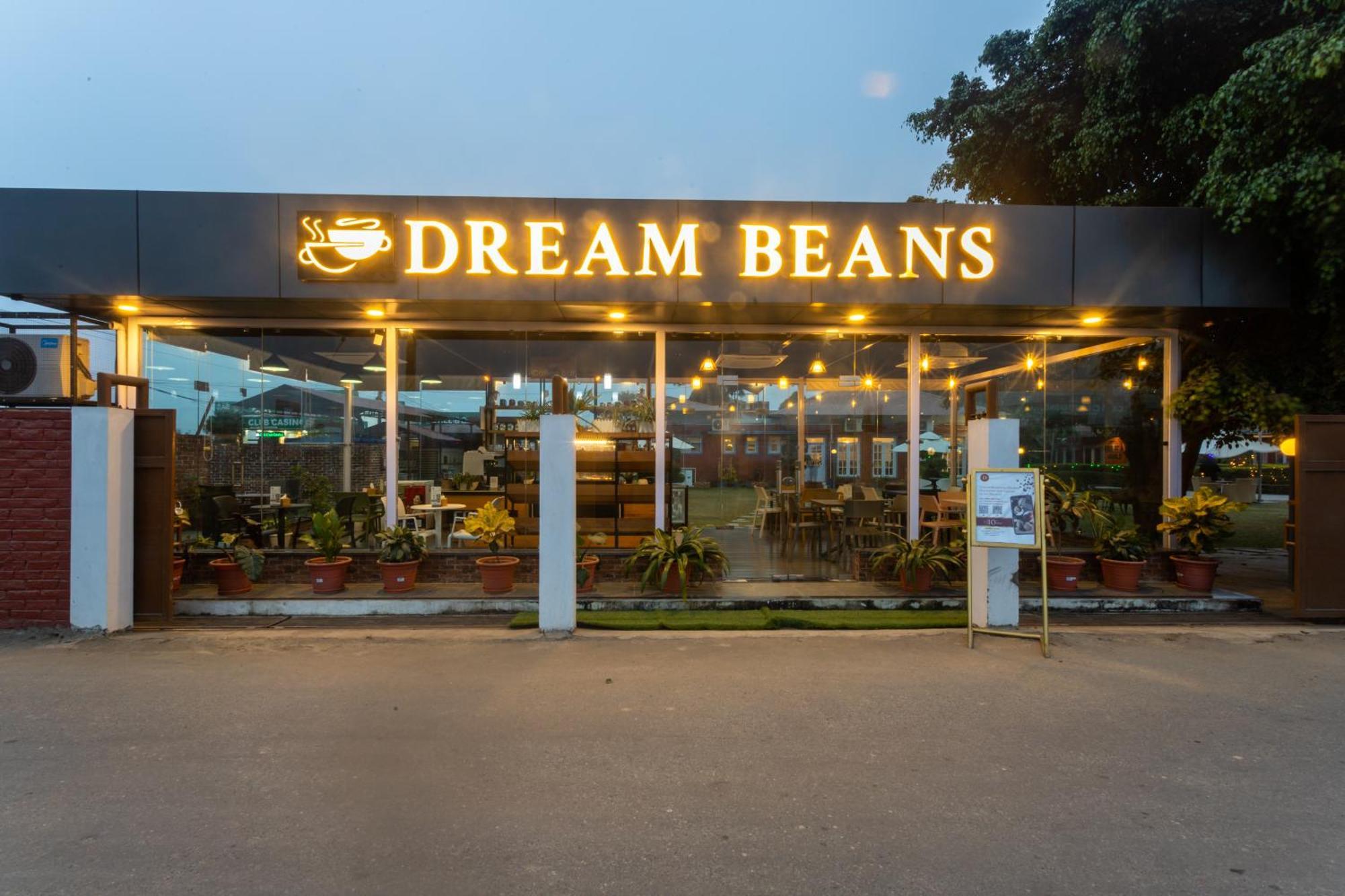 Dreamland Gold Resort & Hotel Bhairāhawā Exteriör bild