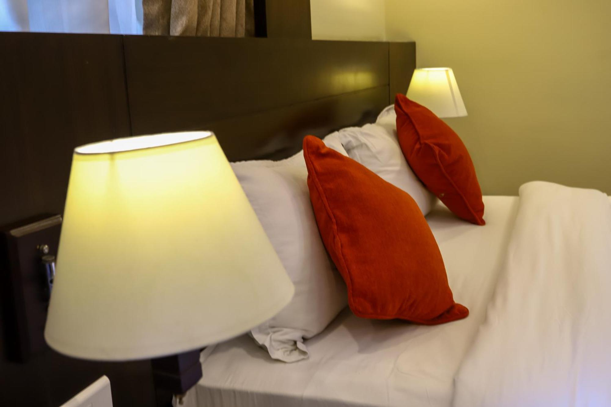 Dreamland Gold Resort & Hotel Bhairāhawā Exteriör bild