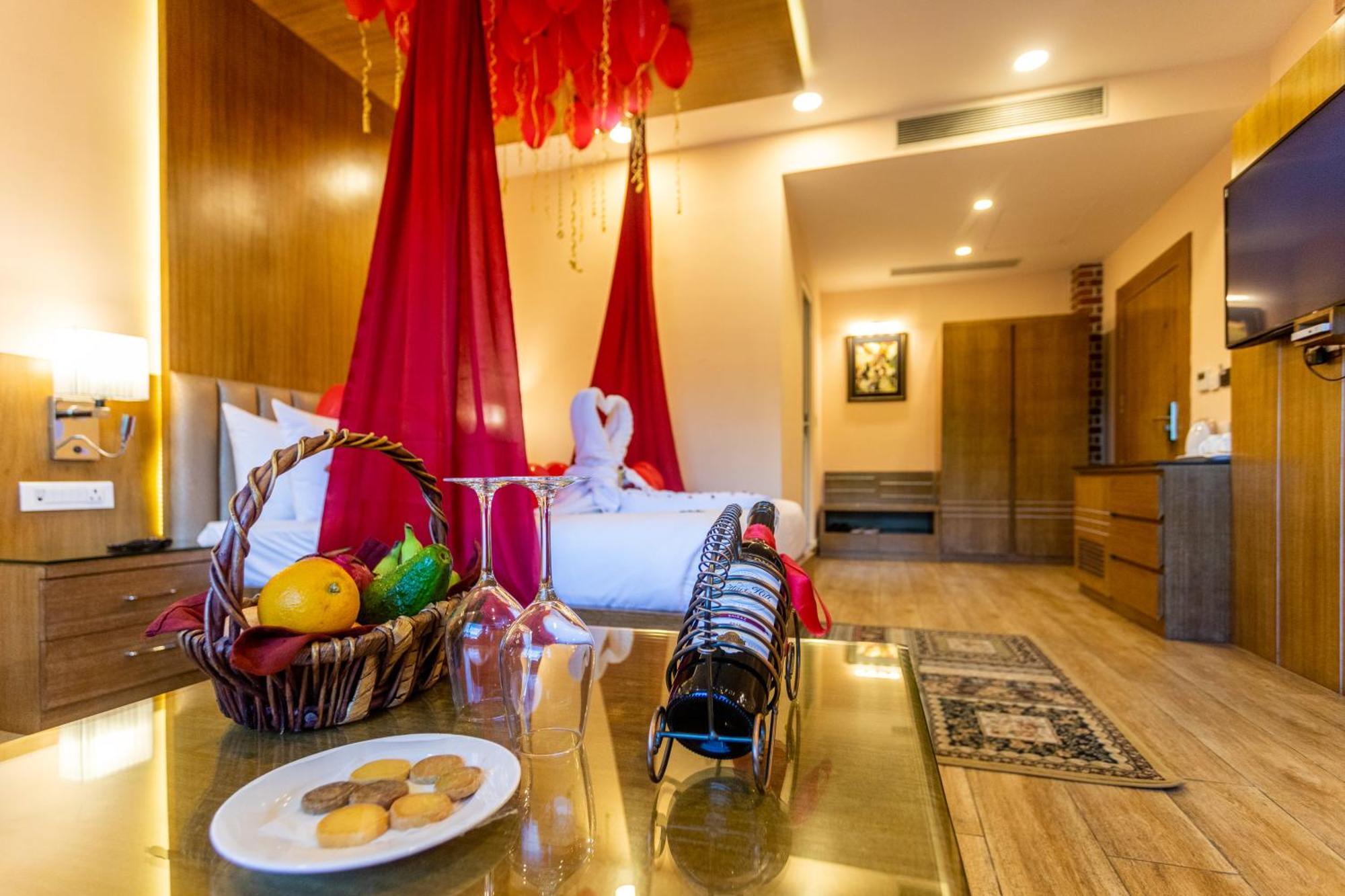Dreamland Gold Resort & Hotel Bhairāhawā Exteriör bild