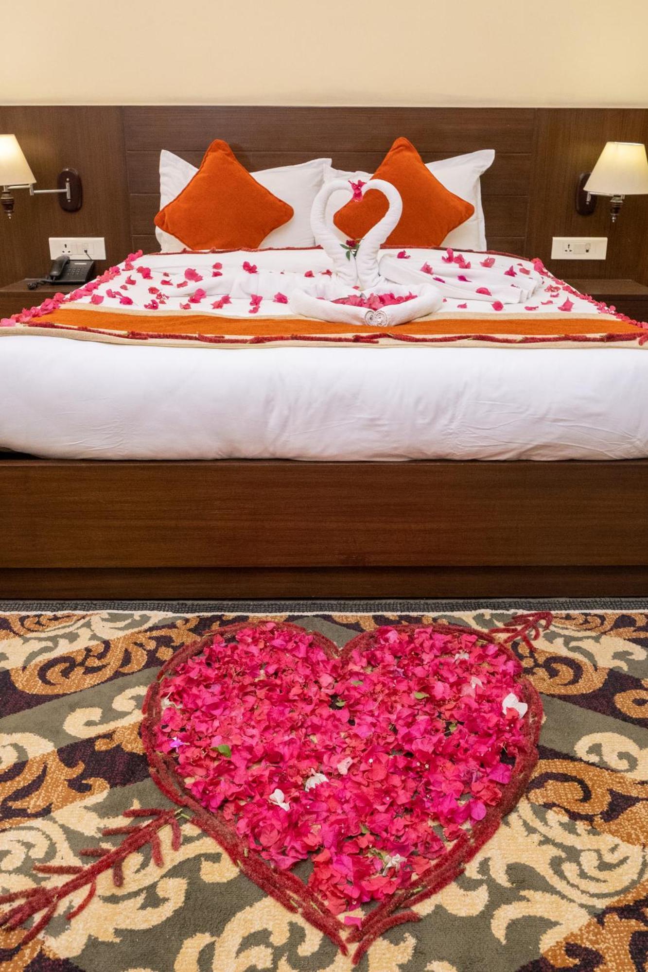 Dreamland Gold Resort & Hotel Bhairāhawā Exteriör bild