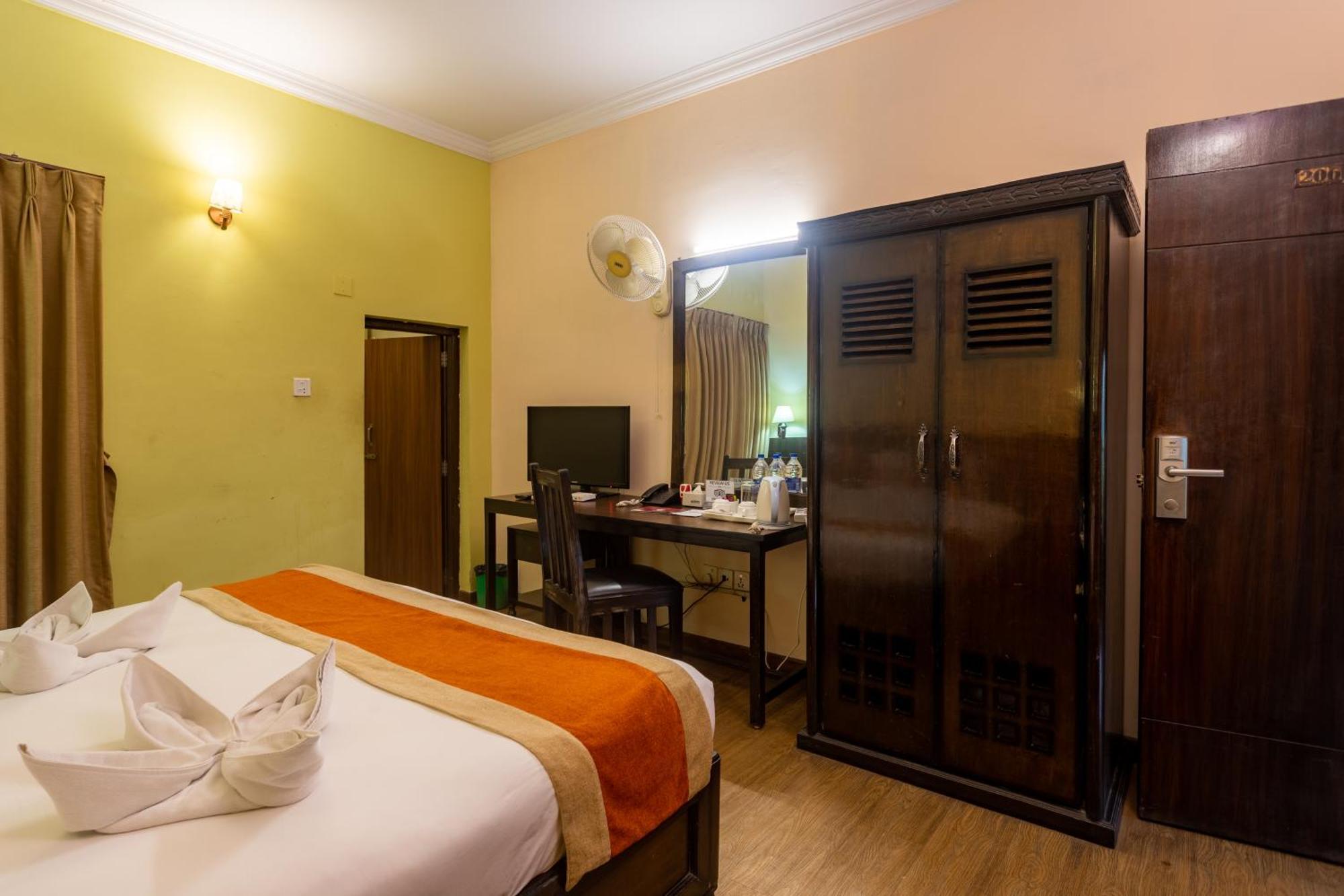 Dreamland Gold Resort & Hotel Bhairāhawā Exteriör bild