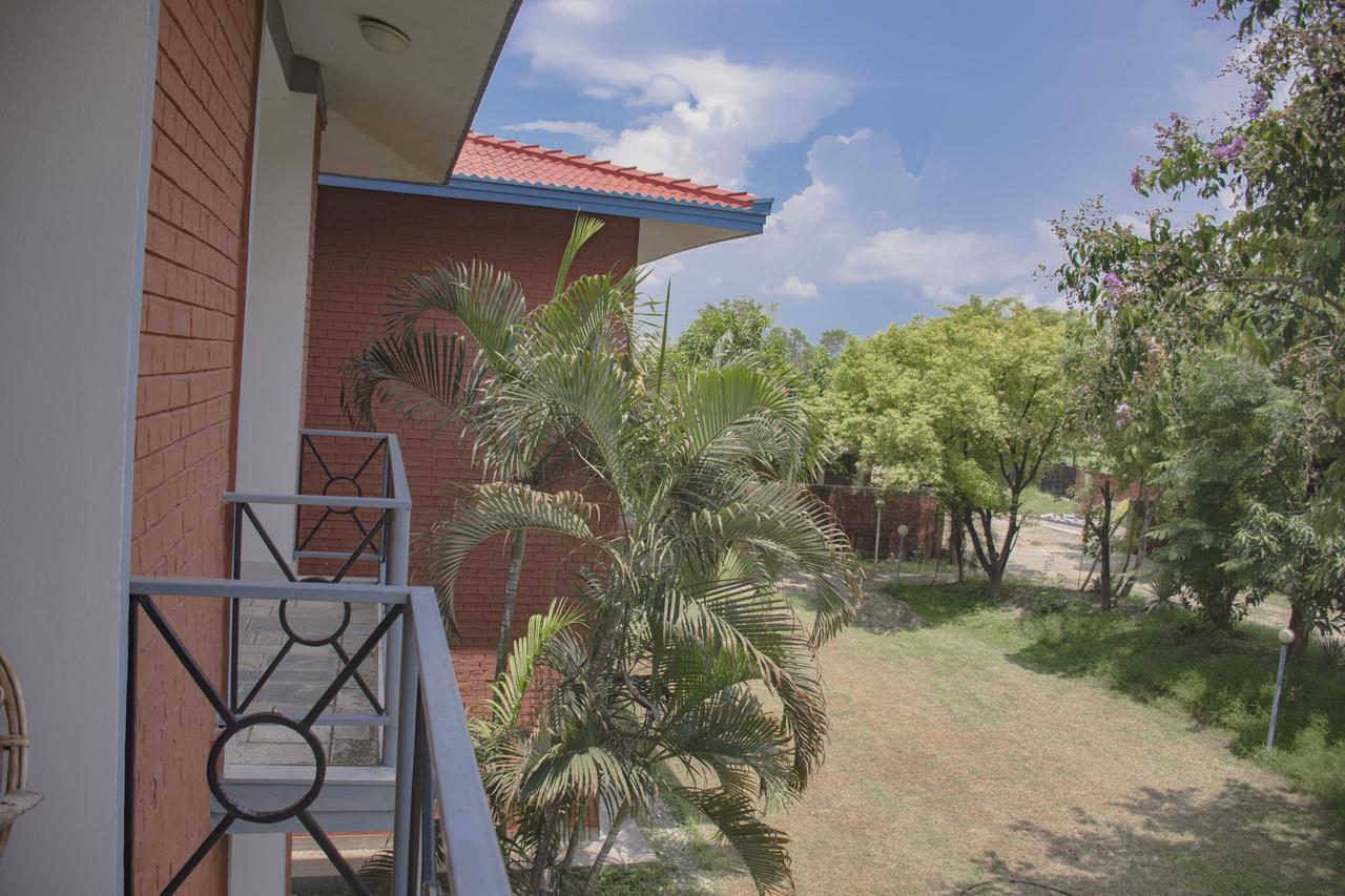 Dreamland Gold Resort & Hotel Bhairāhawā Exteriör bild